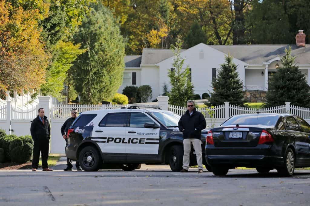 Cops outside Bill and Hillary Clinton's home